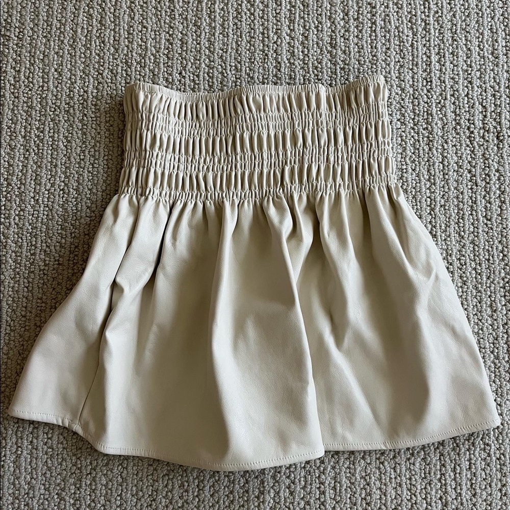 Leather skirt with scrunched elastic waistline